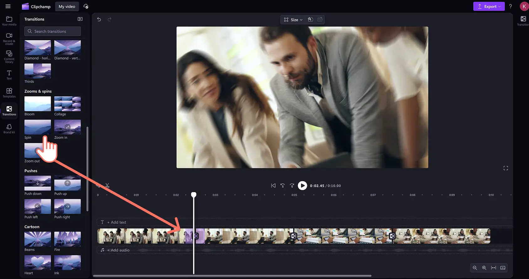 Clipchamp video düzenleyicide videolar arasına dönme geçişi ekleyen bir kullanıcı.