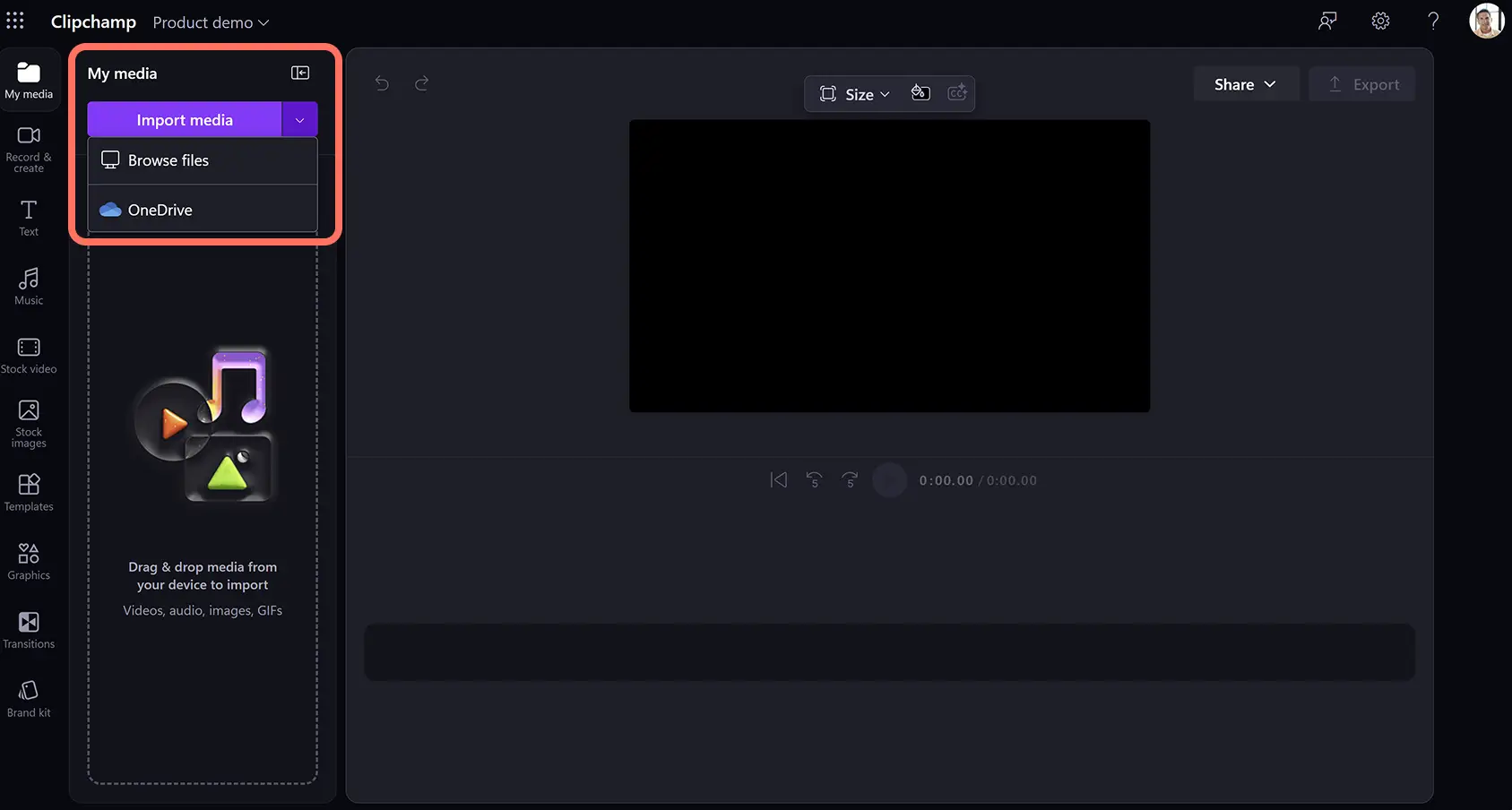 İş için Clipchamp’te medyayı içeri aktaran bir kullanıcı.