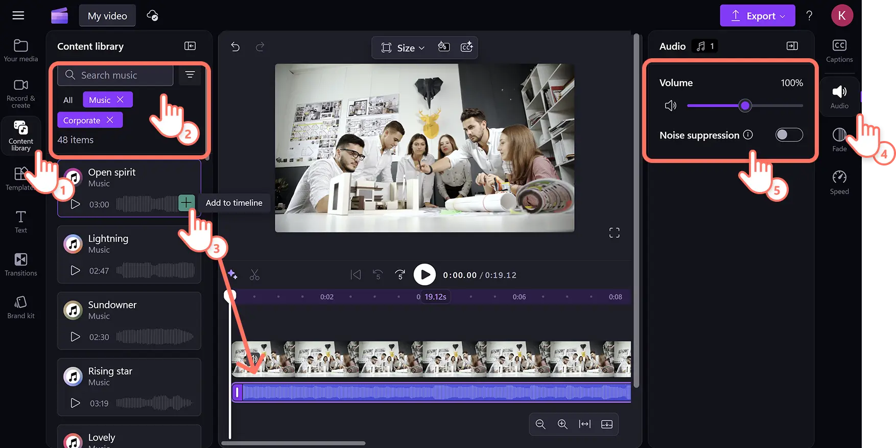 Clipchamp video düzenleyicide bir videoya ücretsiz arka plan müziği ekleyen bir kullanıcı.
