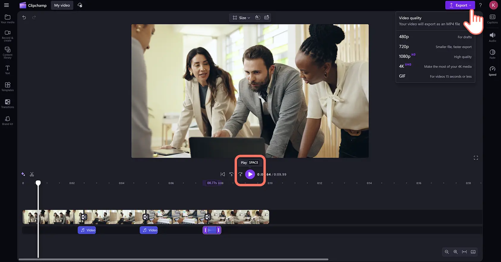 Clipchamp video düzenleyicide dönme geçişlerinin bulunduğu bir videonun önizlemesini görüntüleyen ve dışarı aktaran bir kullanıcı.