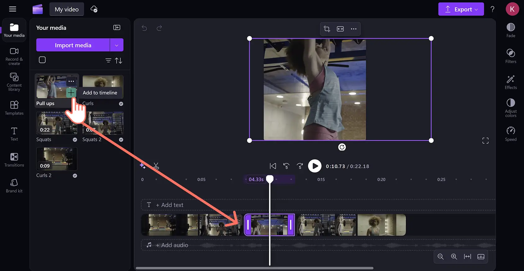 74xnlanwzeren2ack9h93l Clipchamp video düzenleyicideki zaman çizelgesine bir öne çıkanlar seçkisi için görüntüleri sürükleyip bırakan bir kullanıcı.