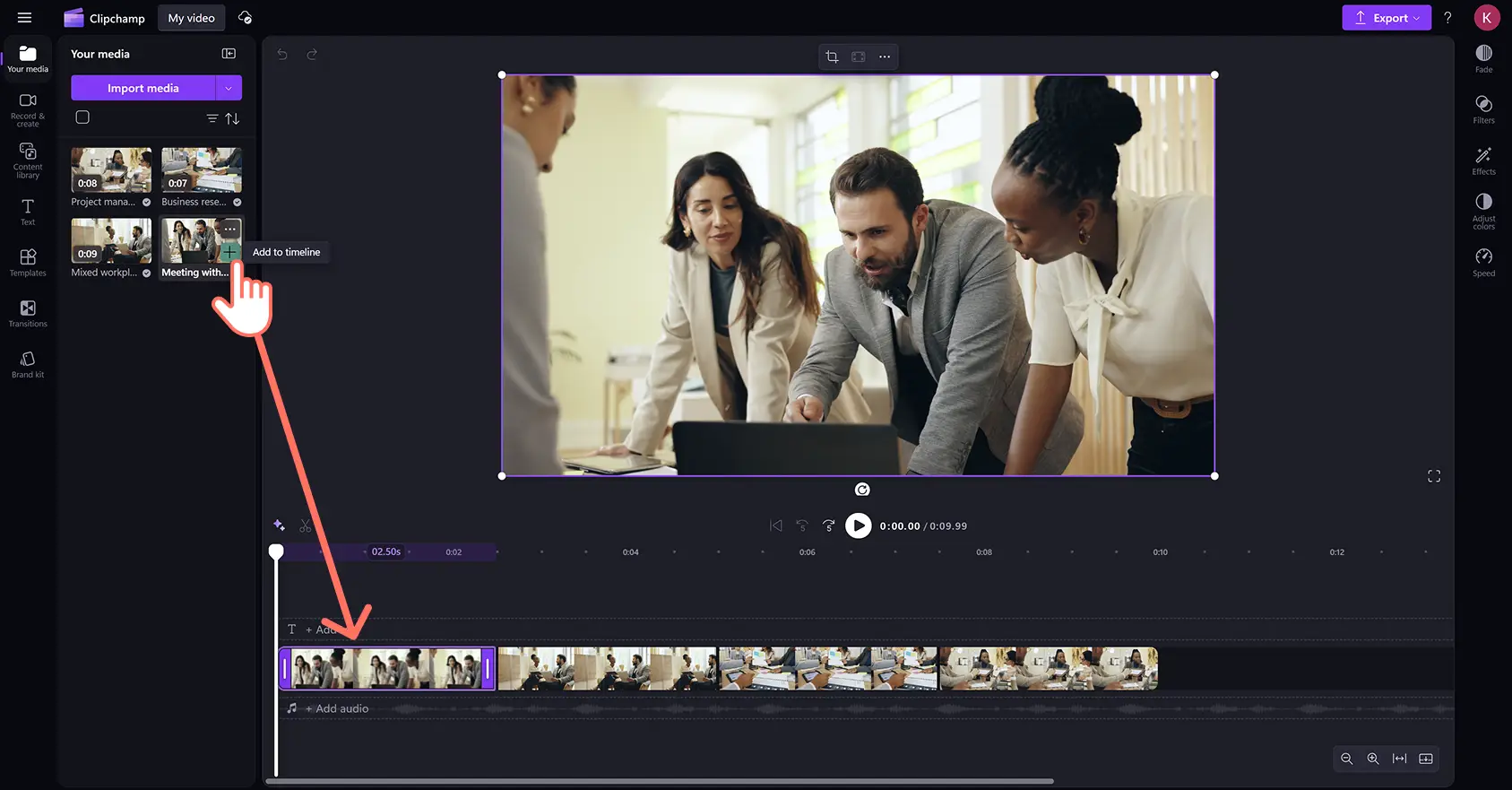 Clipchamp video düzenleyicide bir iş videosu için videolar ekleyen bir kullanıcı.
