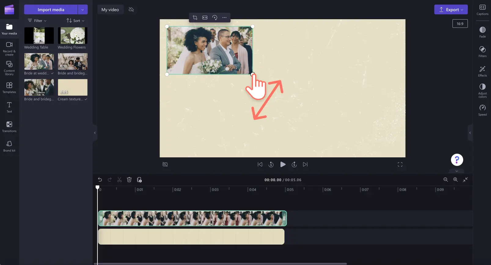 Videonun boyutunu düzenleyen bir kullanıcının resmi.