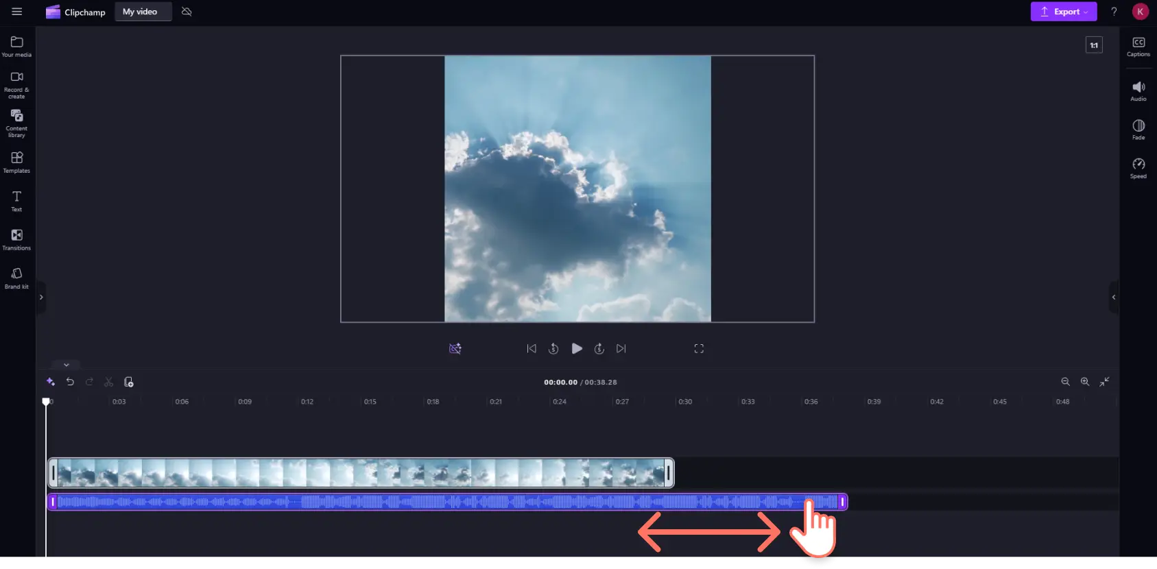 1gk2qton0obriknmuezq11 Clipchamp'teki zaman çizelgesinde ses parçasının süresini değiştiren bir kullanıcı.