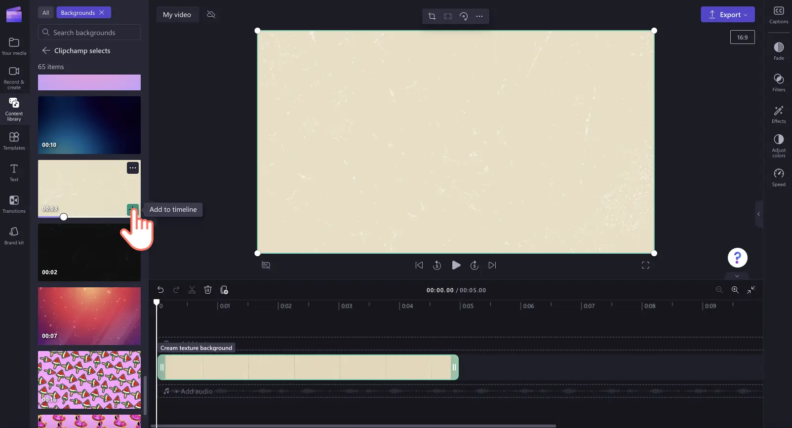 Zaman çizelgesine video arka planı ekleyen bir kullanıcının resmi.