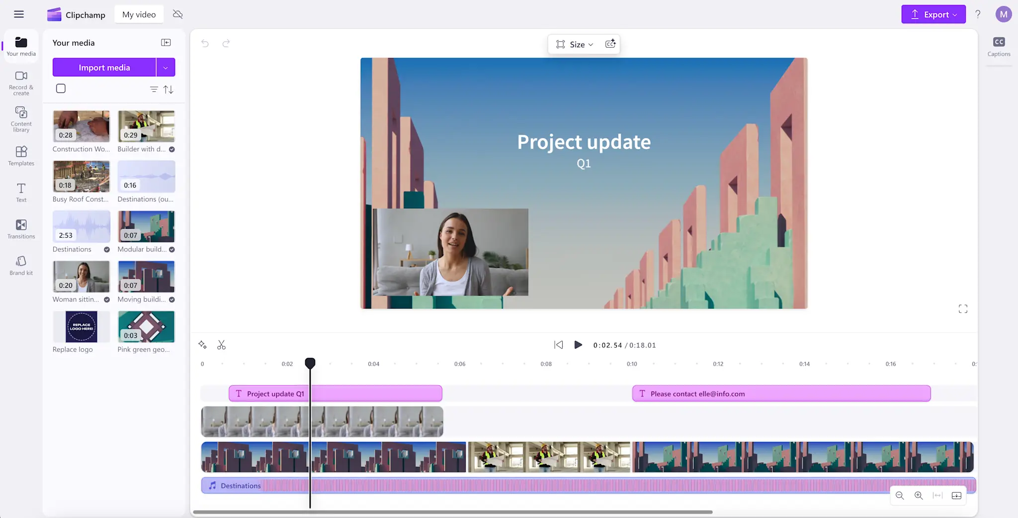 Clipchamp'te açık modda bir video düzenleyen kullanıcı