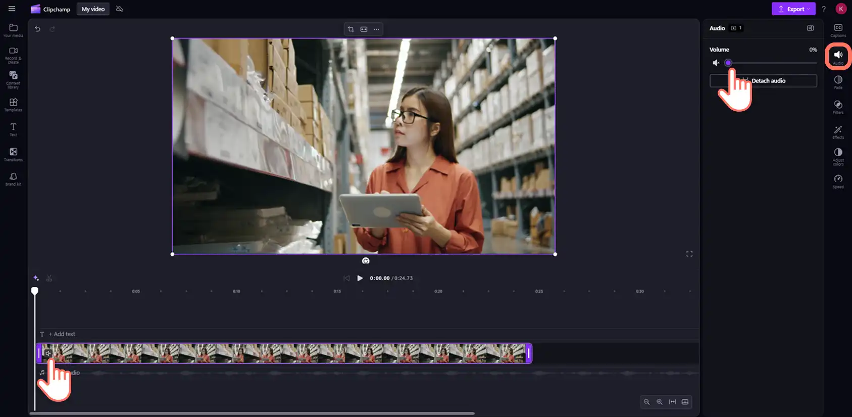 2048-10 Clipchamp'te bir videonun sesini kapatan bir kullanıcı.