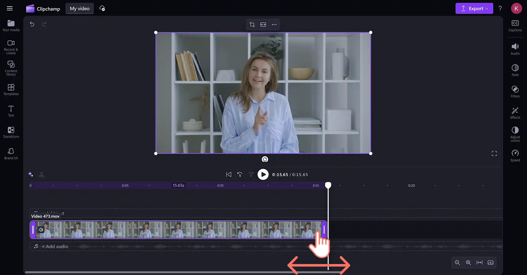 2048-16 Clipchamp video düzenleyicide bir MOV dosyasının uzunluğunu kırpan bir kullanıcı.