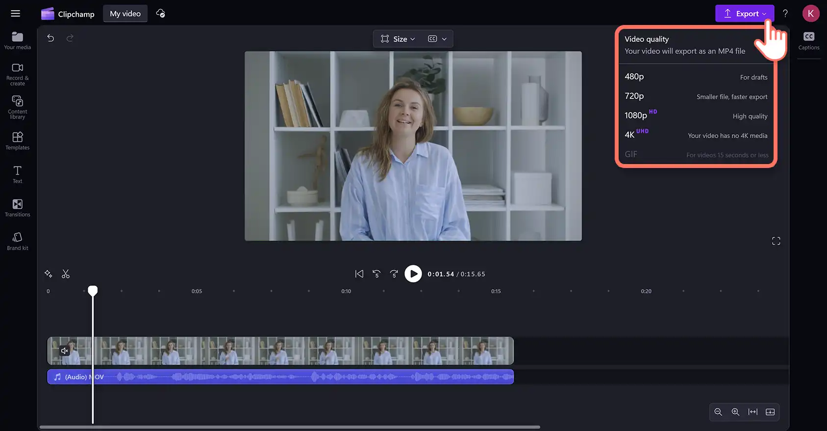 2048-19 Bir MOV video dosyasını Clipchamp video düzenleyicide otomatik olarak MP4 formatına dönüştüren bir kullanıcı.