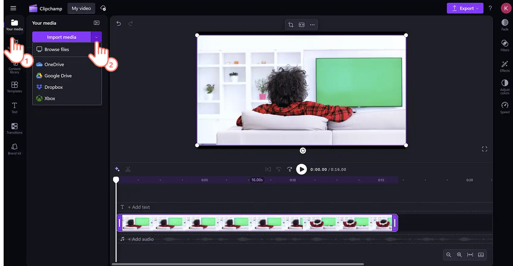 2048-24 Clipchamp video düzenleyicide yeşil ekran videosunun altına bir video klibi sürükleyen bir kullanıcı.