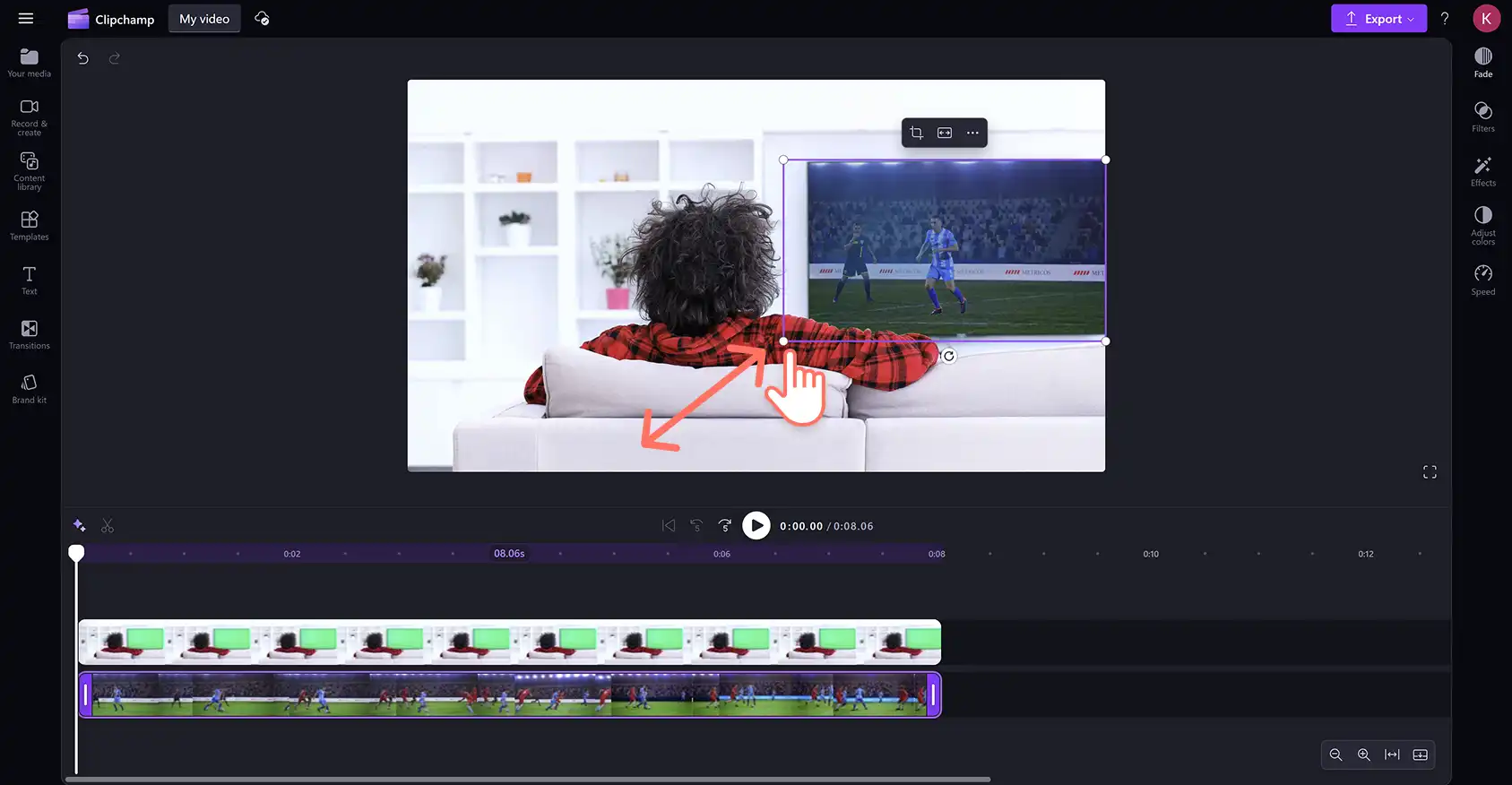 2048-28 Clipchamp video düzenleyicide yeşil ekran efekti için bir video alt katmanının boyutunu değiştiren bir kullanıcı.