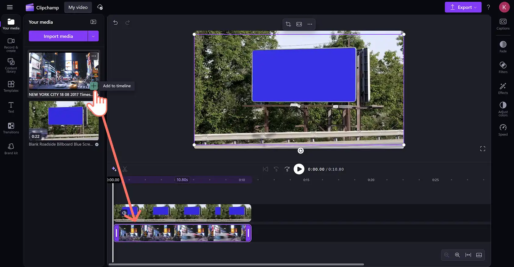 2048-32 Clipchamp video düzenleyicide mavi ekran videosu için zaman çizelgesine bir video klibi sürükleyip bırakan kullanıcı.