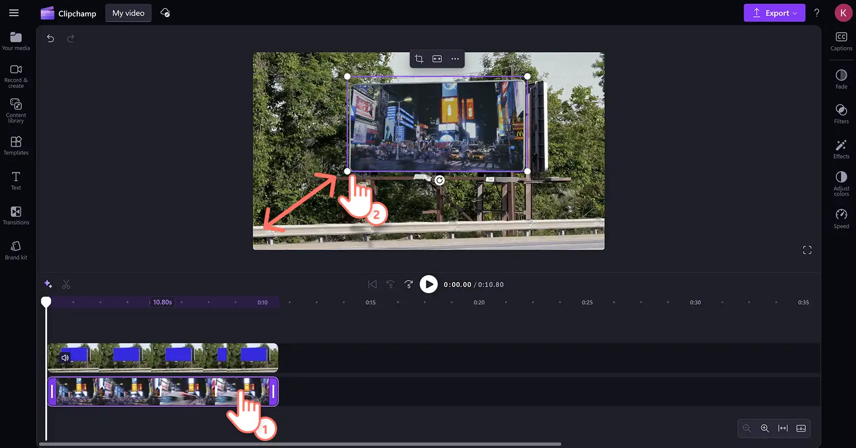2048-35 Clipchamp video düzenleyicide mavi ekran efekti için bir video alt katmanının boyutunu değiştiren bir kullanıcı.