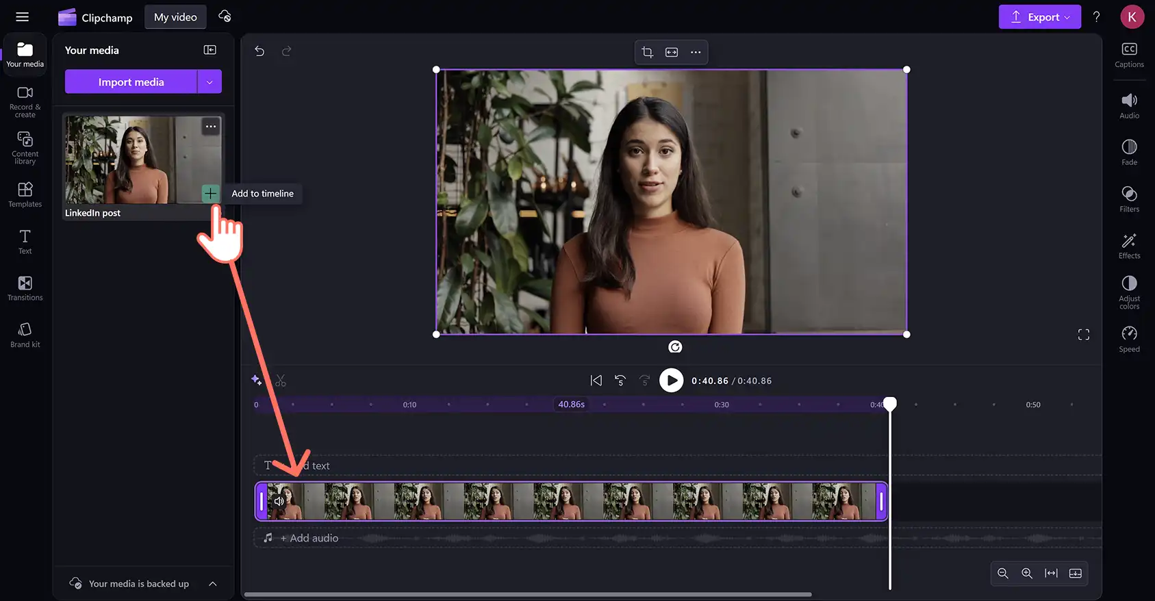 2048-40 Clipchamp video düzenleyicide zaman çizelgesine video ekleyen bir kullanıcı.