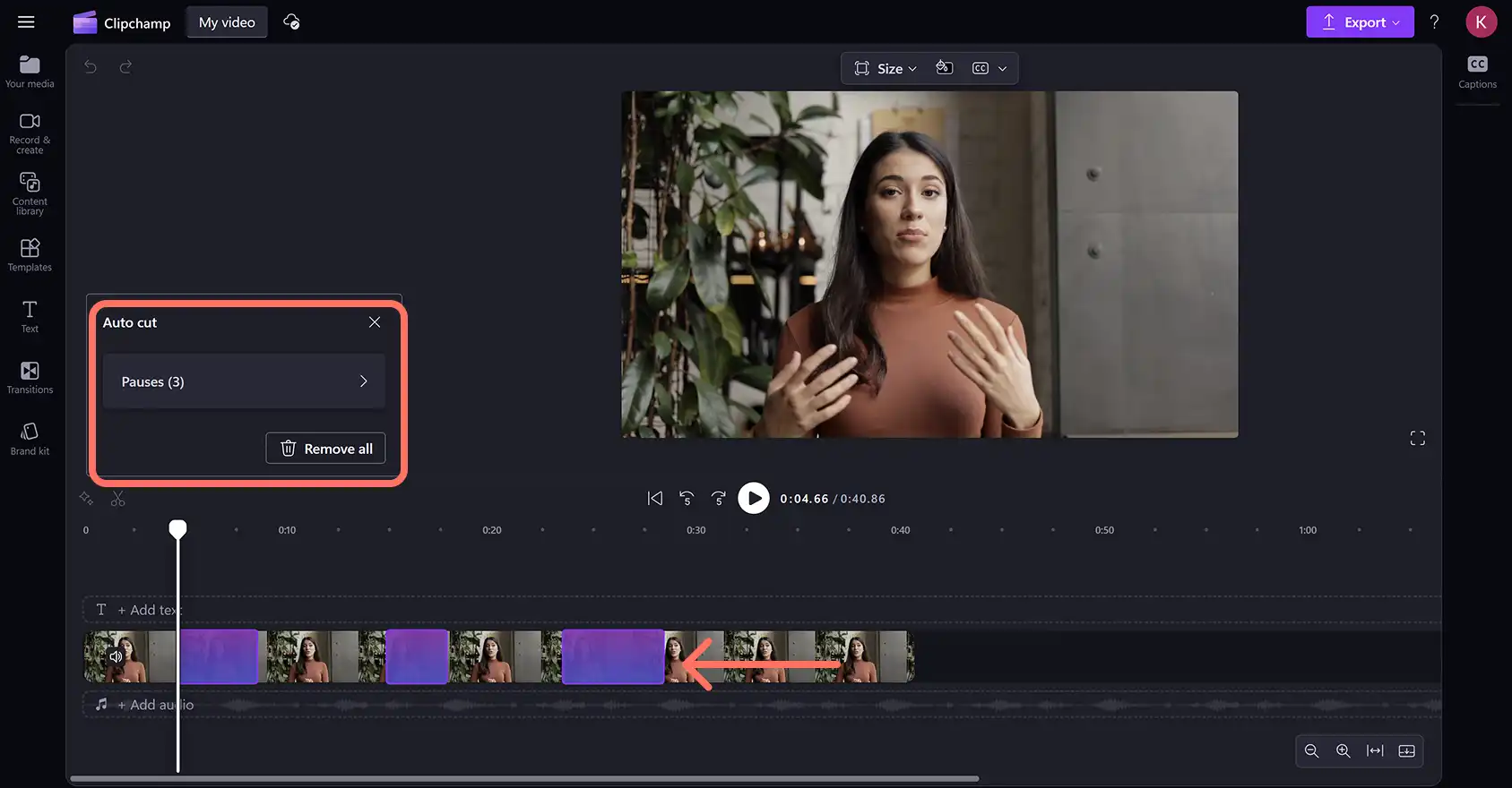 2048-43 Clipchamp’te bir videoda yapay zeka tarafından tespit edilen duraklamaları görüntüleyen bir kullanıcı.