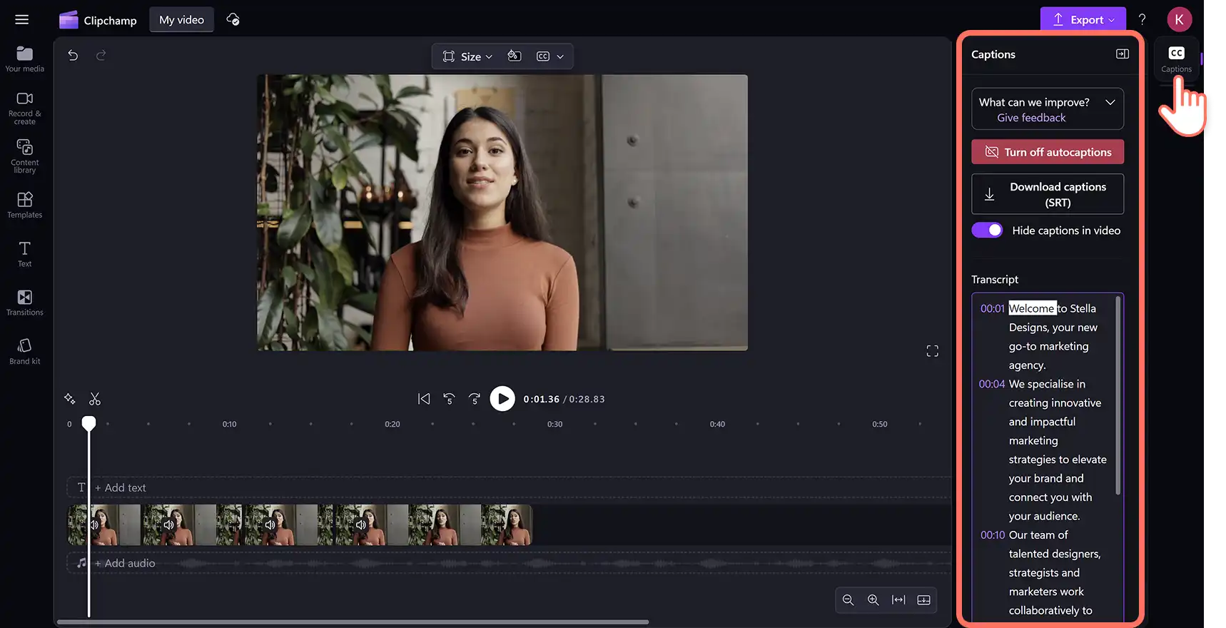 2048-46 Clipchamp video düzenleyicide alt yazı ekleyen ve video transkriptini görüntüleyen bir kullanıcı.