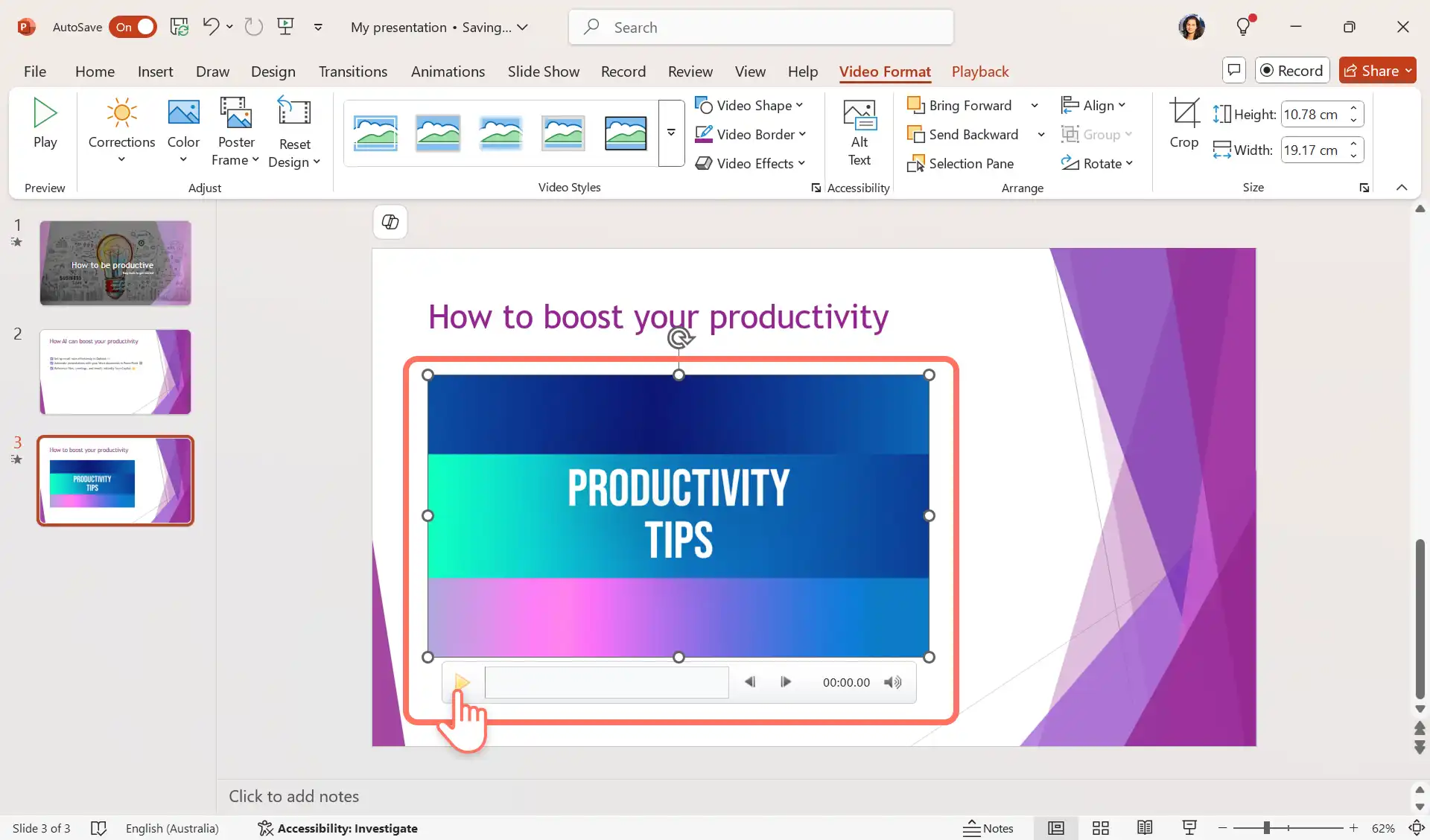 2048-65 PowerPoint'te ekli videoyu önizleyen bir kullanıcı
