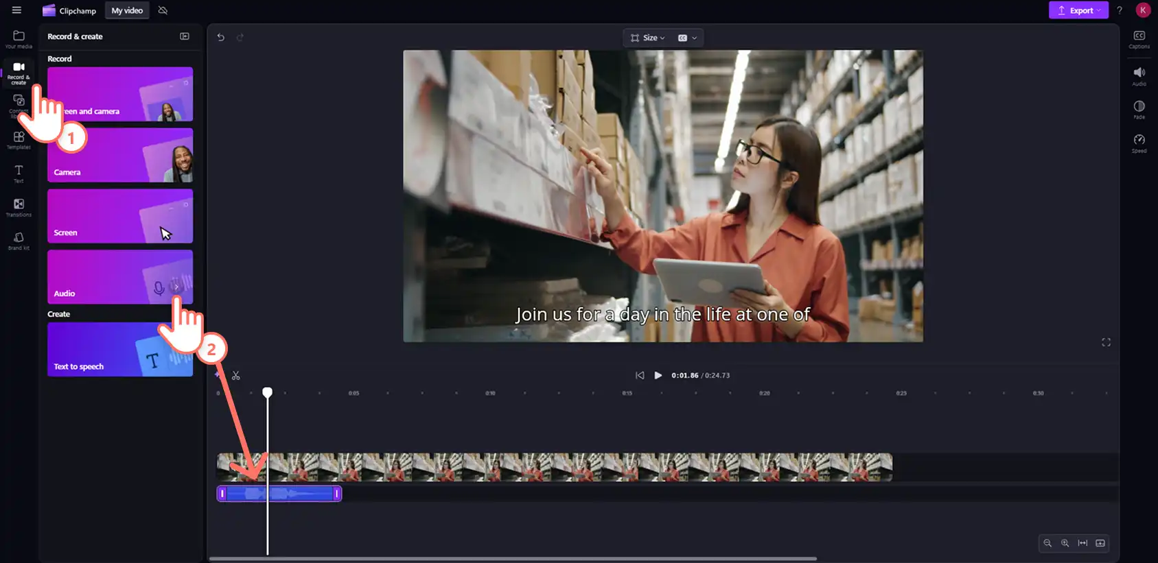 2048-7 Clipchamp'teki çevrimiçi ses kaydediciyi kullanarak bir seslendirme kaydeden bir kullanıcı.