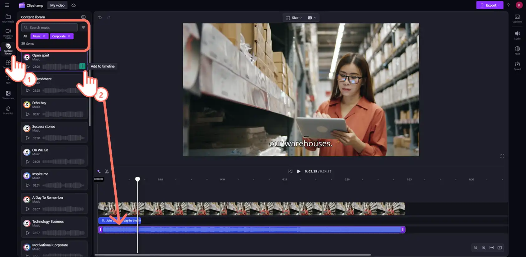 2048-8 Clipchamp'te bir videoya telifsiz arka plan müziği ekleyen bir kullanıcı.