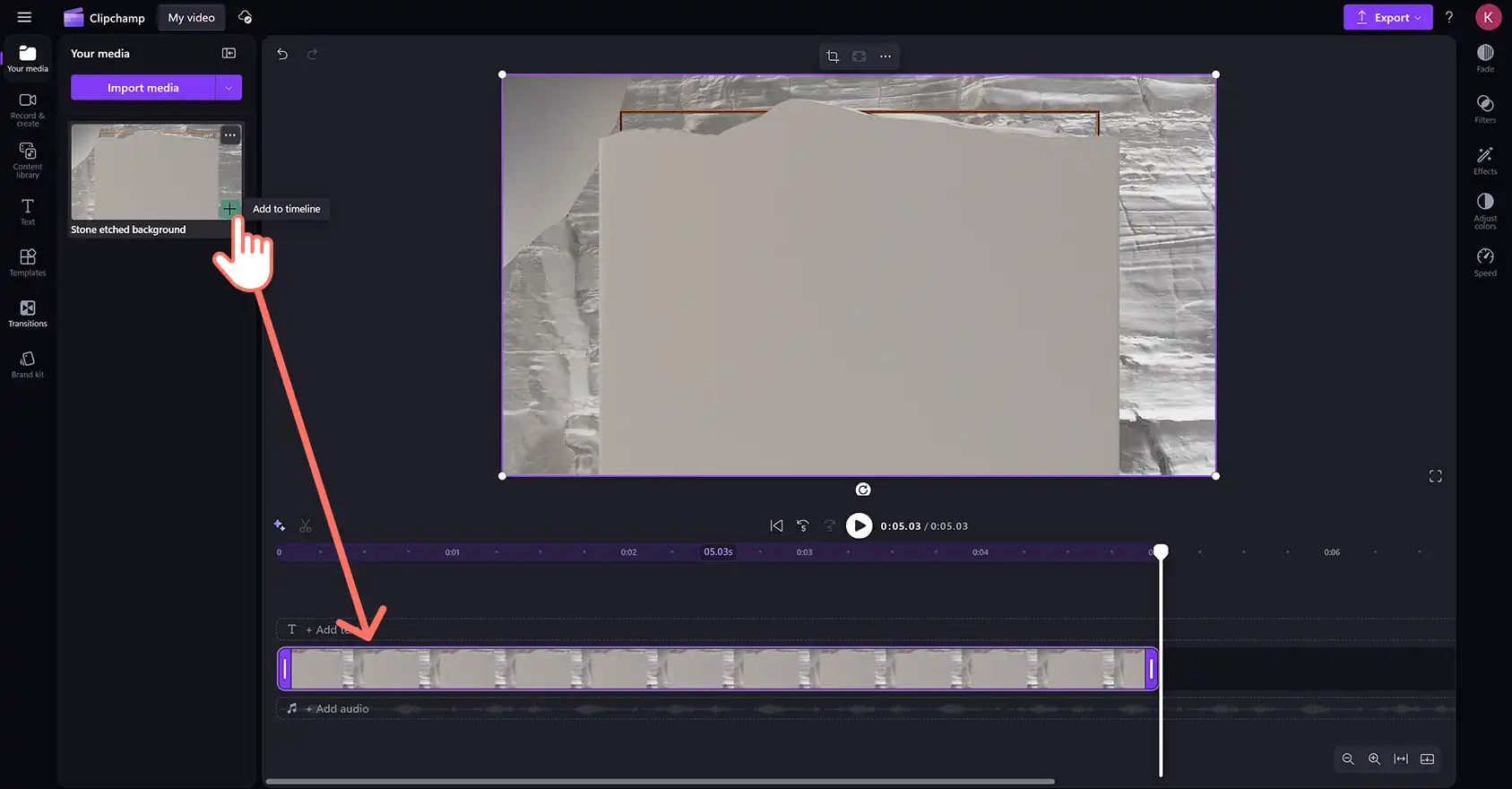 2048-46 Clipchamp’te bir kapanış jeneriği videosu için zaman çizelgesine bir arka plan videosu ekleyen bir kullanıcı.