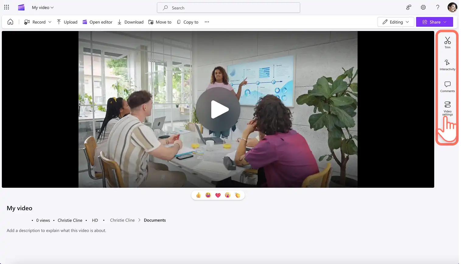 2048-53 Clipchamp'te video ayarları sekmesine tıklayan bir kullanıcı.