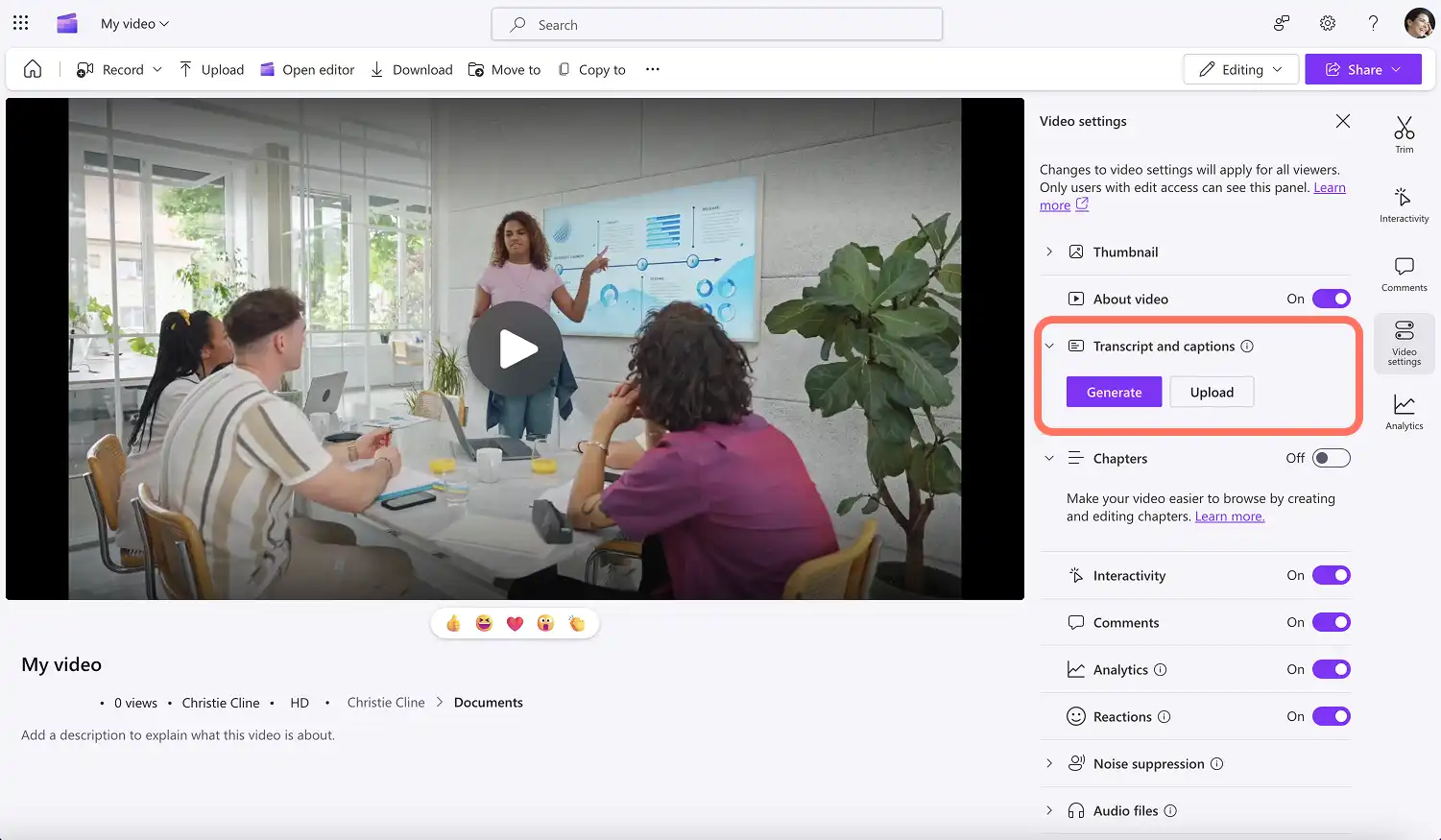 2048-54 Clipchamp'te bir video transkripti oluşturan bir kullanıcı.