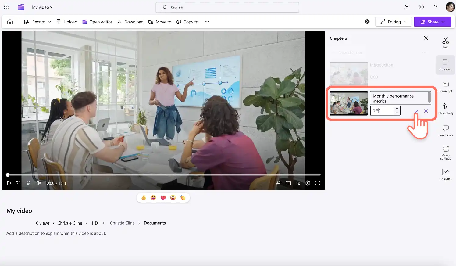 2048-58 Clipchamp'te bir video bölümü oluşturan bir kullanıcı.