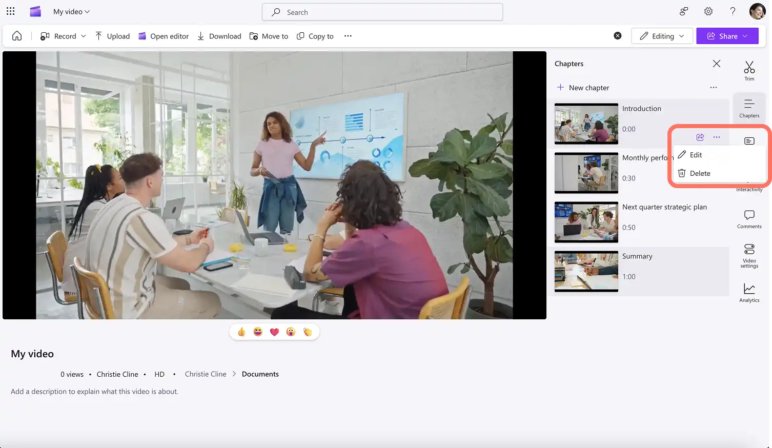 2048-60 Clipchamp'te videodaki bir bölümü düzenleyen veya silen bir kullanıcı.