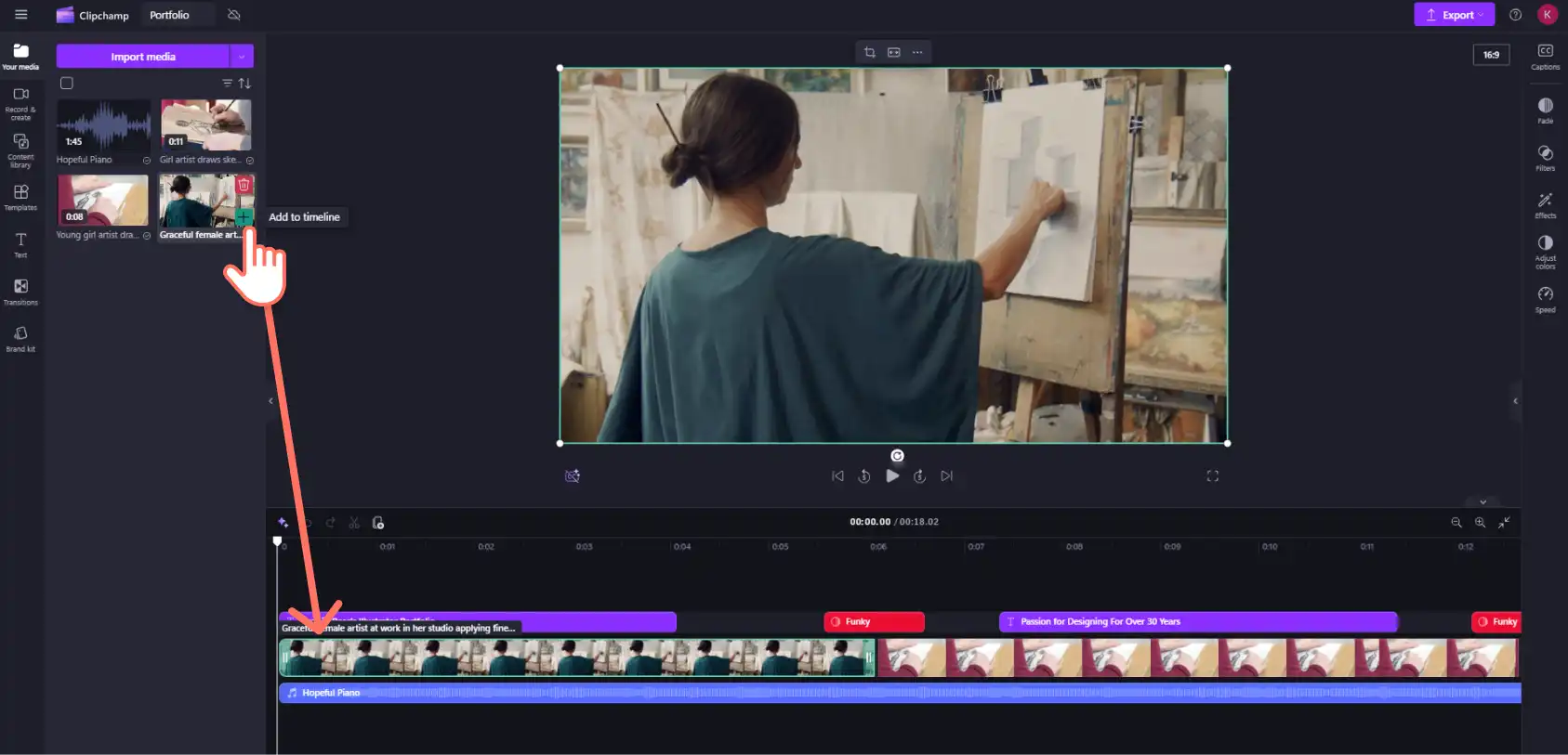 Video portföyü için video kliplerini düzenleme zaman çizelgesine sürükleyip bırakan bir Clipchamp kullanıcısı.