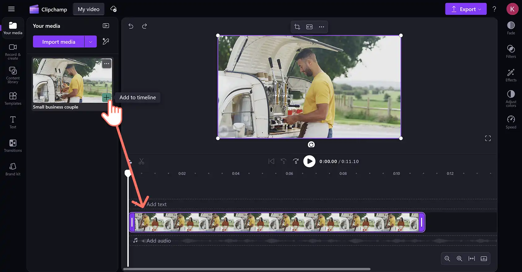 2048-15 Clipchamp video düzenleyicide yatay bir videoyu zaman çizelgesine sürükleyip bırakan bir kullanıcı.