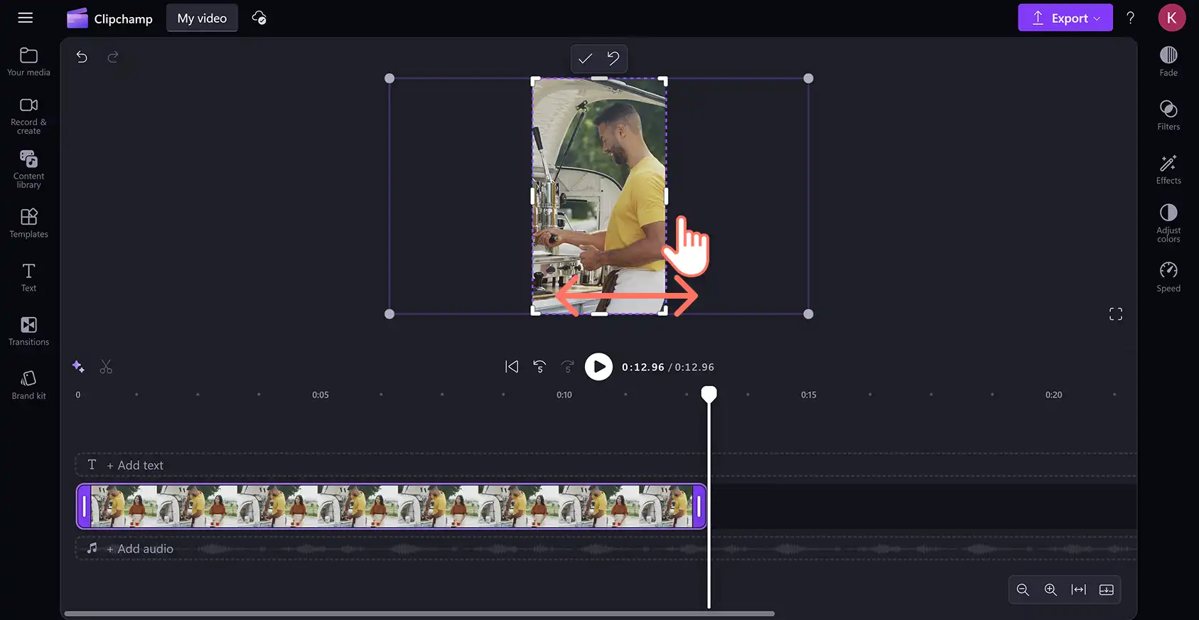 2048-22 Clipchamp video düzenleyicide Instagram Reels için bir videoyu kırpan bir kullanıcı.